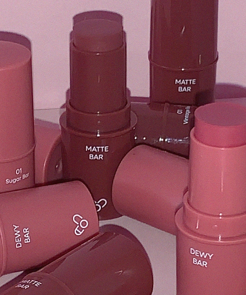 Rouges à lèvres AOU Matte Bar, teintes diverses dans des tubes élégants, focus sur l'AOU Matte Bar pour un fini mat parfait.
