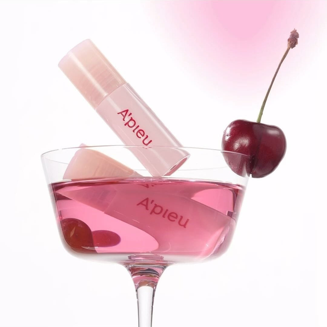 A'PIEU Juicy Pang Bear Cream Blusher Mini, flacon rose sur fond clair avec cerise rouge, visuel produit A'PIEU