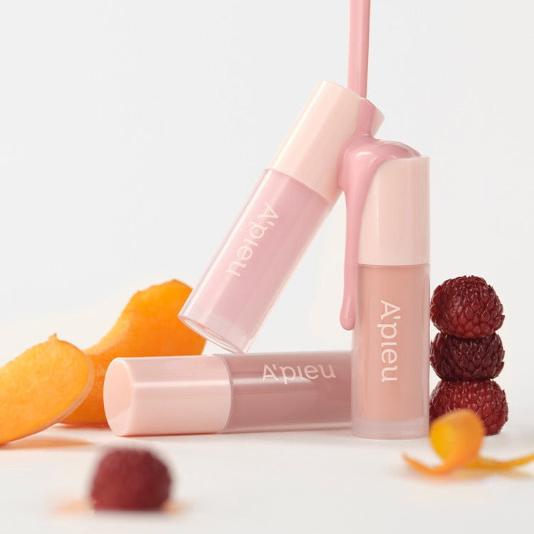 A'PIEU Juicy Pang Bear Cream Blusher Mini par A'PIEU, maquillage crémeux rose sur fond blanc avec fruits.