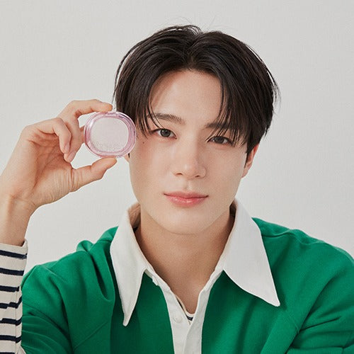 A'PIEU Juicy Pang Glimmering Highlighter de marque A'PIEU, photo produit maquillage avec flacon pailleté rose sur fond clair.