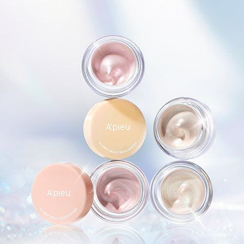 A'PIEU Juicy Pang Glossy Jelly Highlighter, pots en gel brillant A'PIEU sur fond bleu lumineux, maquillage