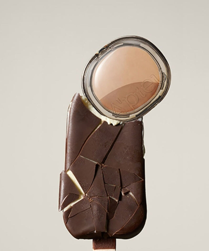 A'PIEU Juicy Pang Layering Shading, fard maquillage A'PIEU compact, texture sur fond clair, produit en contexte visuel.