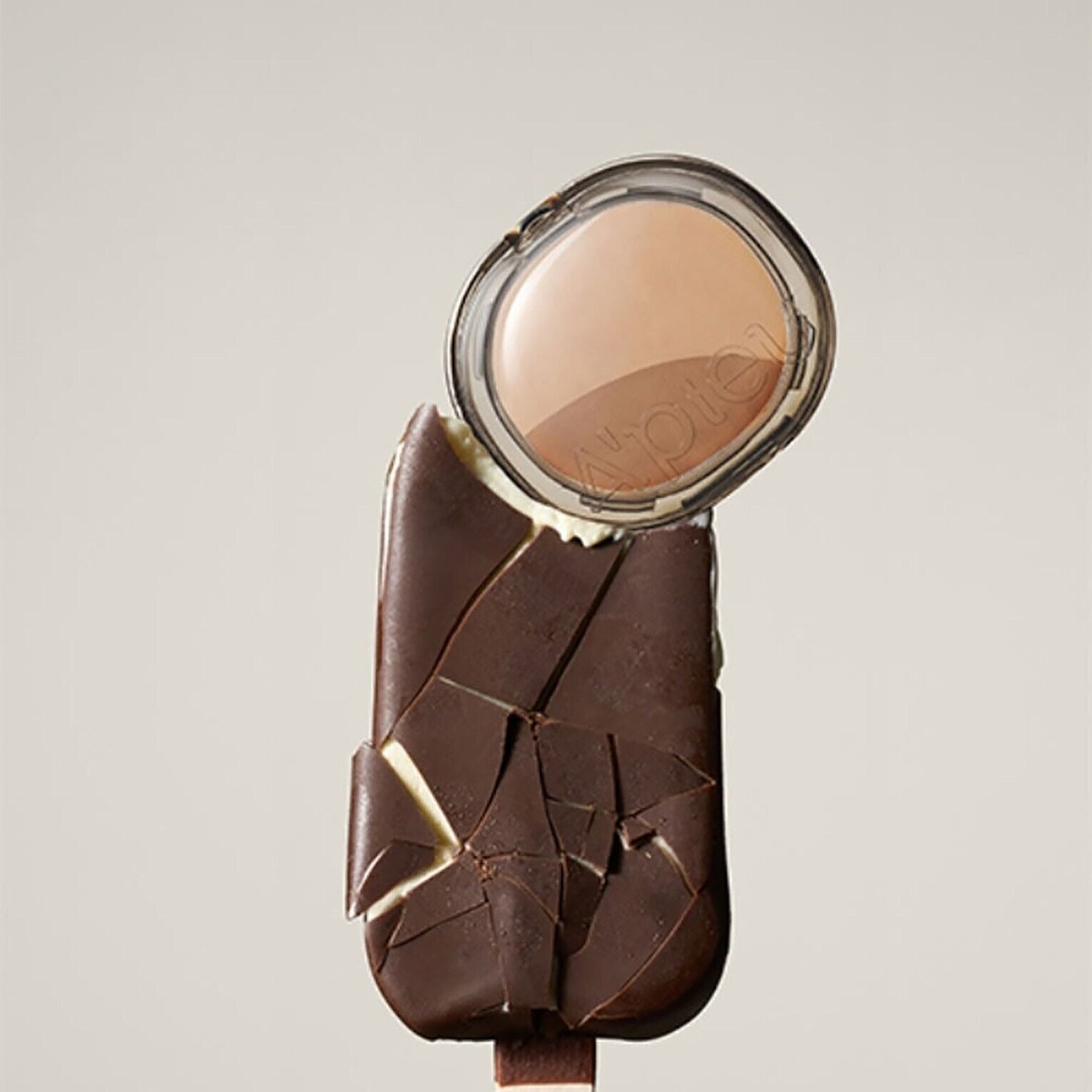 A'PIEU Juicy Pang Layering Shading, fard maquillage A'PIEU compact, texture sur fond clair, produit en contexte visuel.