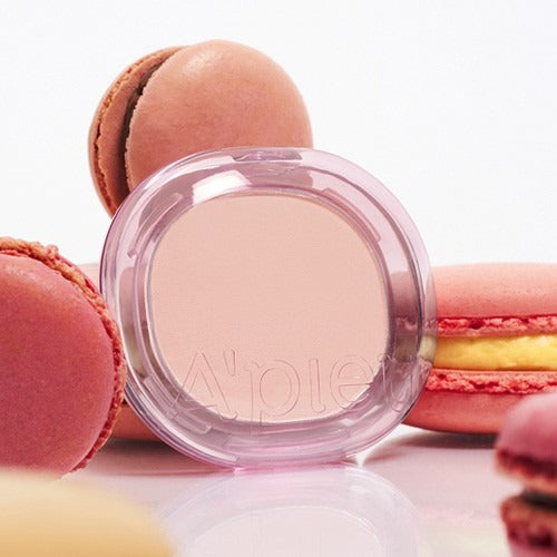 Décris l'image en français : A'PIEU Juicy Pang Pastel Blusher de la marque A'PIEU, boîtier pastel entouré de macarons.