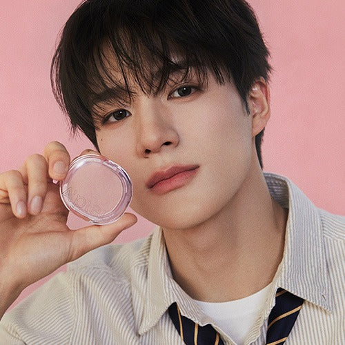 A'PIEU Juicy Pang Pastel Blusher, garçon en maquillage tenant le pot, fond rose pastel, photo produit de la marque