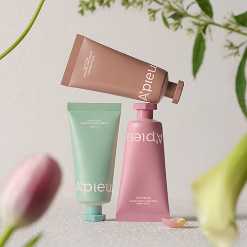 A'PIEU Juicy Pang Perfume Hand Cream 30ml de la marque A'PIEU, sur fond clair avec feuilles et éclaboussures vertes