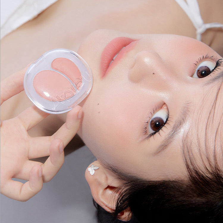 A'PIEU Mood Blending Jelly Cheek Balm de la marque A'PIEU, maquillage sur peau, avec produit en gel rose, visage en gros plan