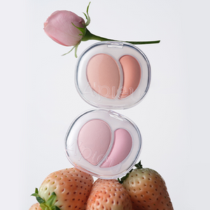 A'PIEU Mood Blending Jelly Cheek Balm, baume joues en gel sur fond blanc, pot ouvert, fraises décoratives, photo produit.