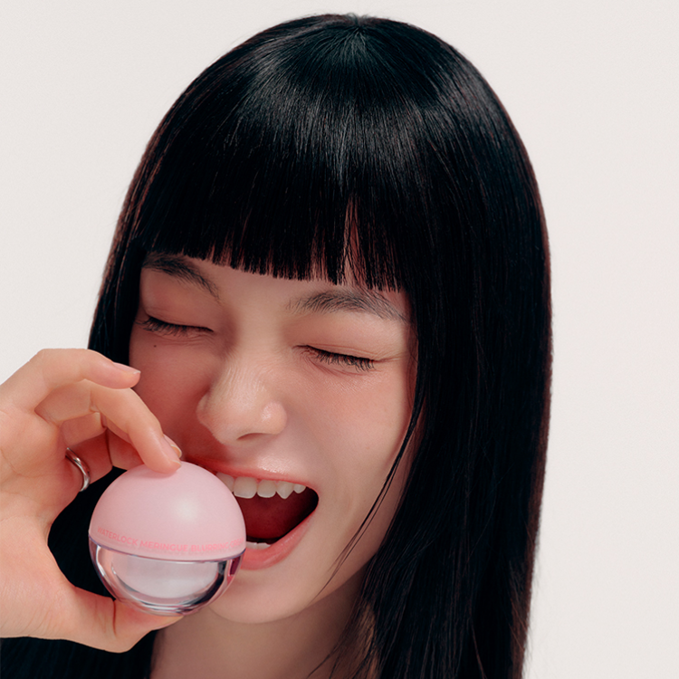 A'PIEU Waterlock Meringue Fluffy Tone-up Cream 20ml, marque A'PIEU, pot rose tenu par une femme souriante, fond clair