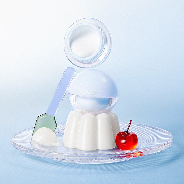 A'PIEU Waterlock Pudding Tangled Tone-Up Cream 20ml de la marque A'PIEU, crème pastel sur fond bleu, set beauté.