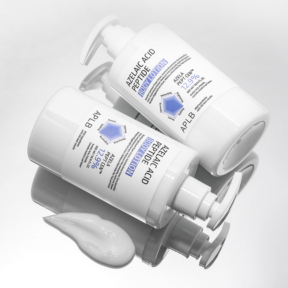 APL B Azelaic Acid Peptide Body Lotion 300ml APLB, flacons et texture crème sur fond blanc, visuel produit.