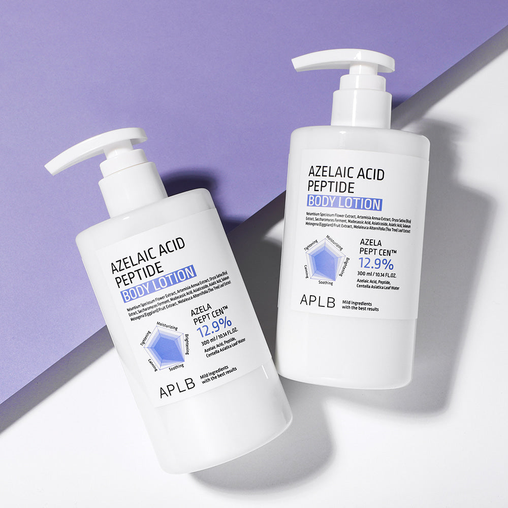 APLb Azelaic Acid Peptide Body Lotion 300ml, flacons de la marque APLB sur fond violet, lumière studio.