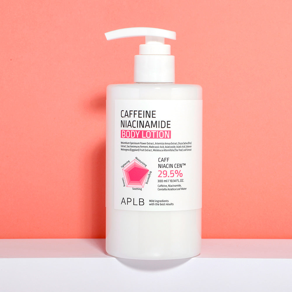 APL B Caffeine Niacinamide Body Lotion 300ml de la marque APLB sur fond rose, pompe visible, produit en gros plan.