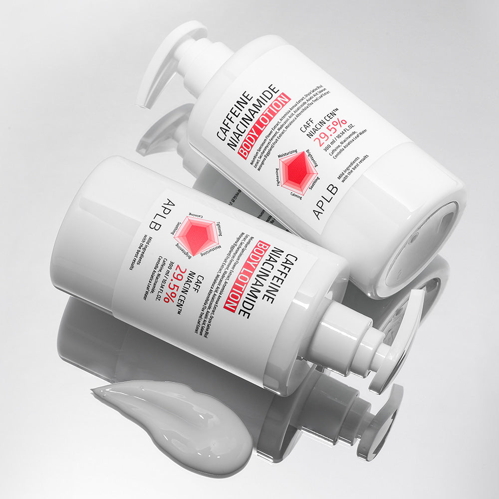 Décris l'image en français: APLB Caffeine Niacinamide Body Lotion 300ml, flacons blancs et crème sur fond clair