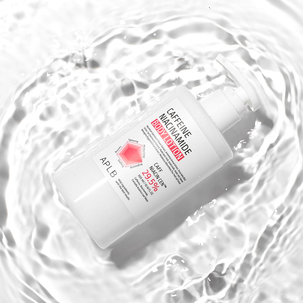 APLB Caffeine Niacinamide Body Lotion 300ml, tube blanc sur fond de crème moussante blanche, marque APLB