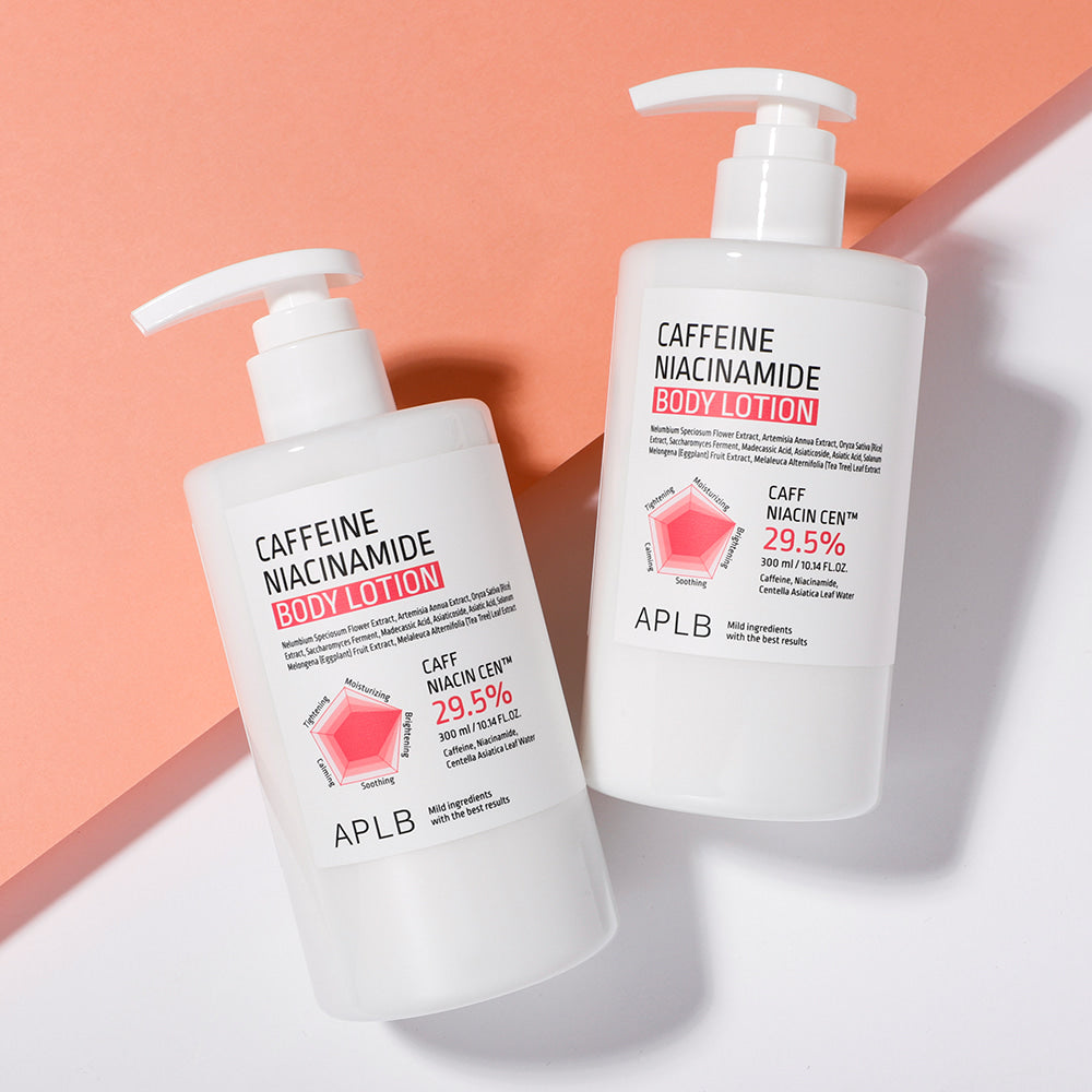 Décris l'image en français : APLB Caffeine Niacinamide Body Lotion 300ml, flacons APLB sur fond orange, pompe, soins corps