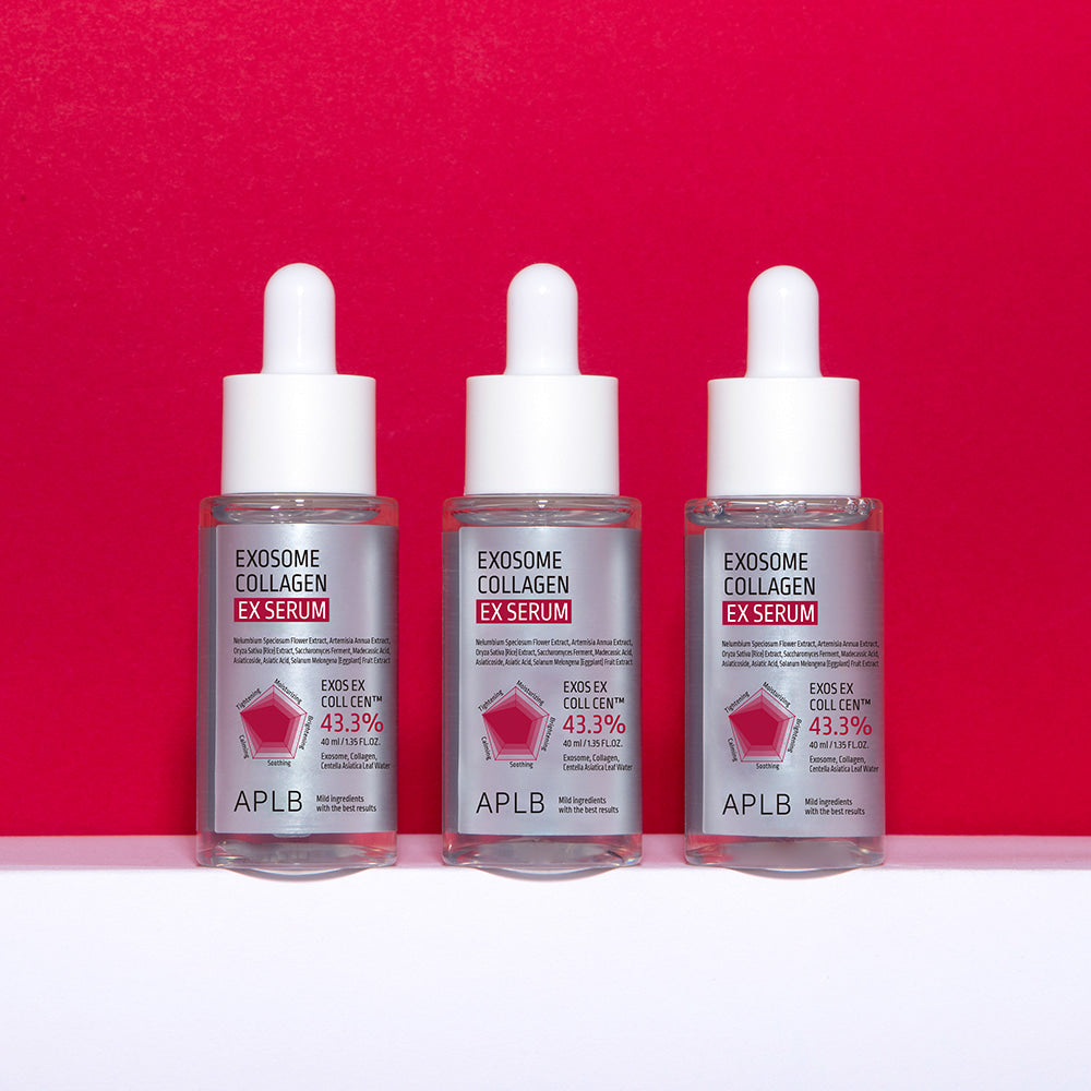 APLB Exosome Collagen EX Serum 40ml : trois flacons APLB sur fond rouge, présentés en vitrine beauté.