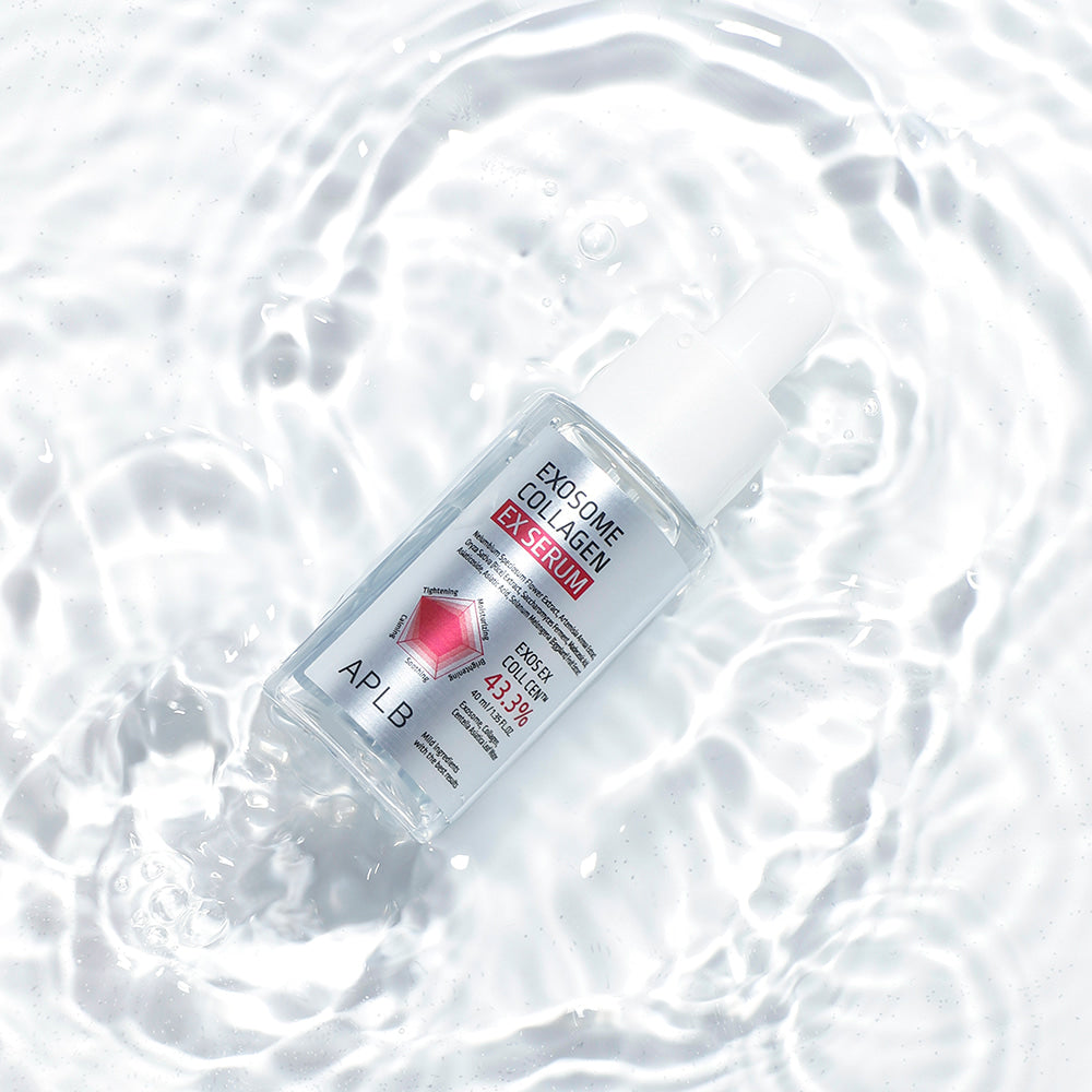 Décris l’image en français : APLB Exosome Collagen EX Serum 40ml de la marque APLB sur bulles d’eau, packaging sur fond bleu
