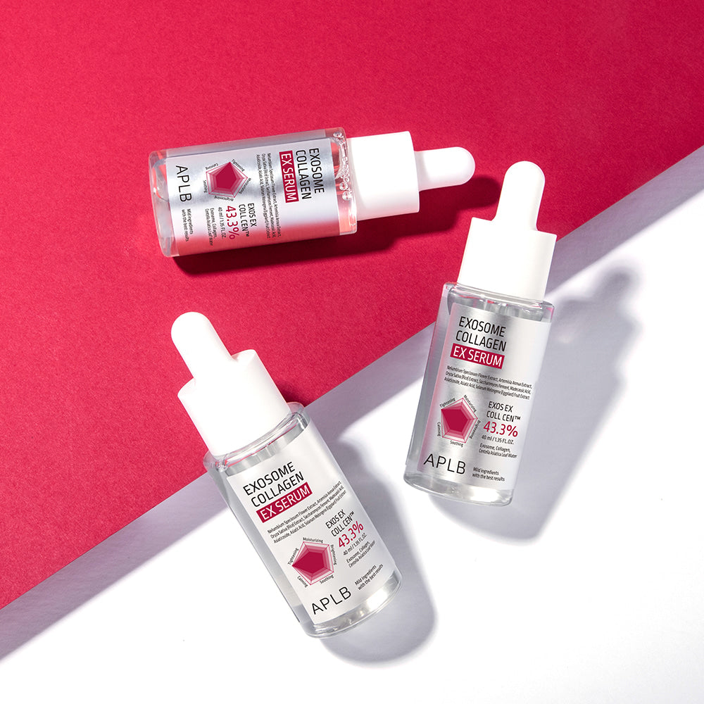 APL B Exosome Collagen EX Serum 40ml de la marque APLB, flacons sur fond rouge, contexte beauté soin visage