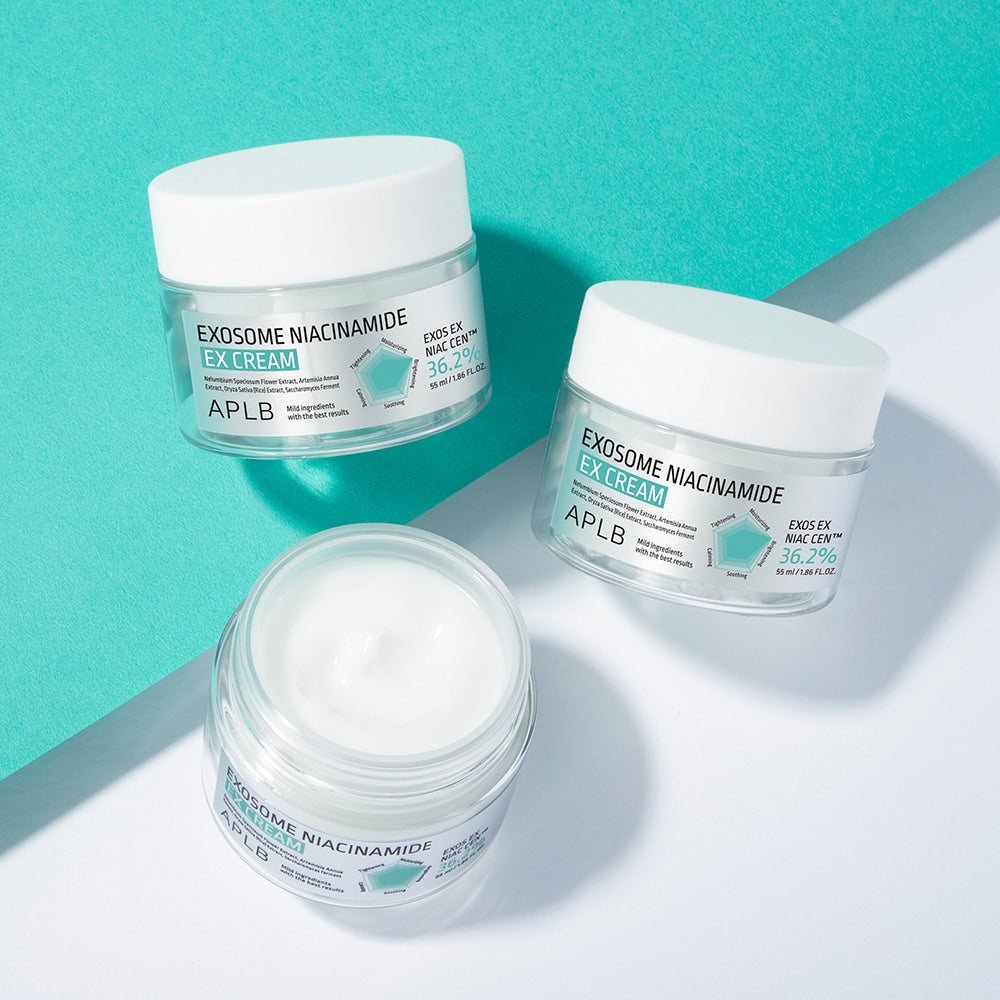 Décris l'image en français en mentionnant APLB Exosome Niacinamide EX Cream 55ml sur fond bleu, marques APLB et pots de crème.
