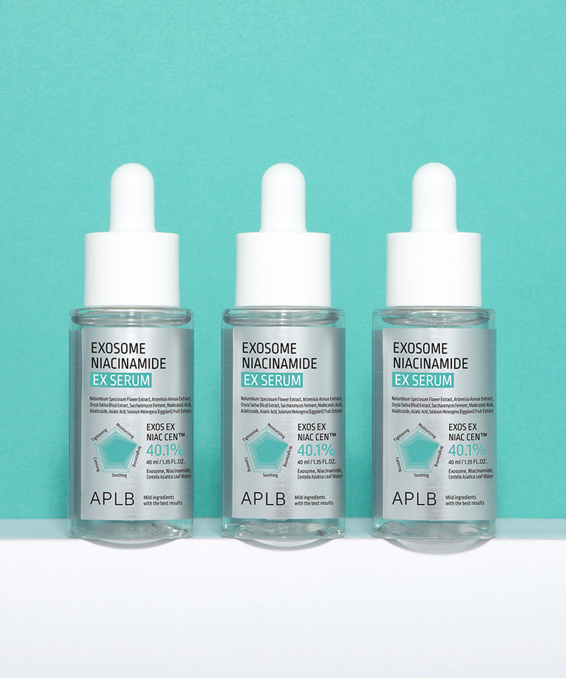 Photo de APLB Exosome Niacinamide EX Serum 40ml : trois flacons sur fond turquoise, style cosmétique minimaliste.