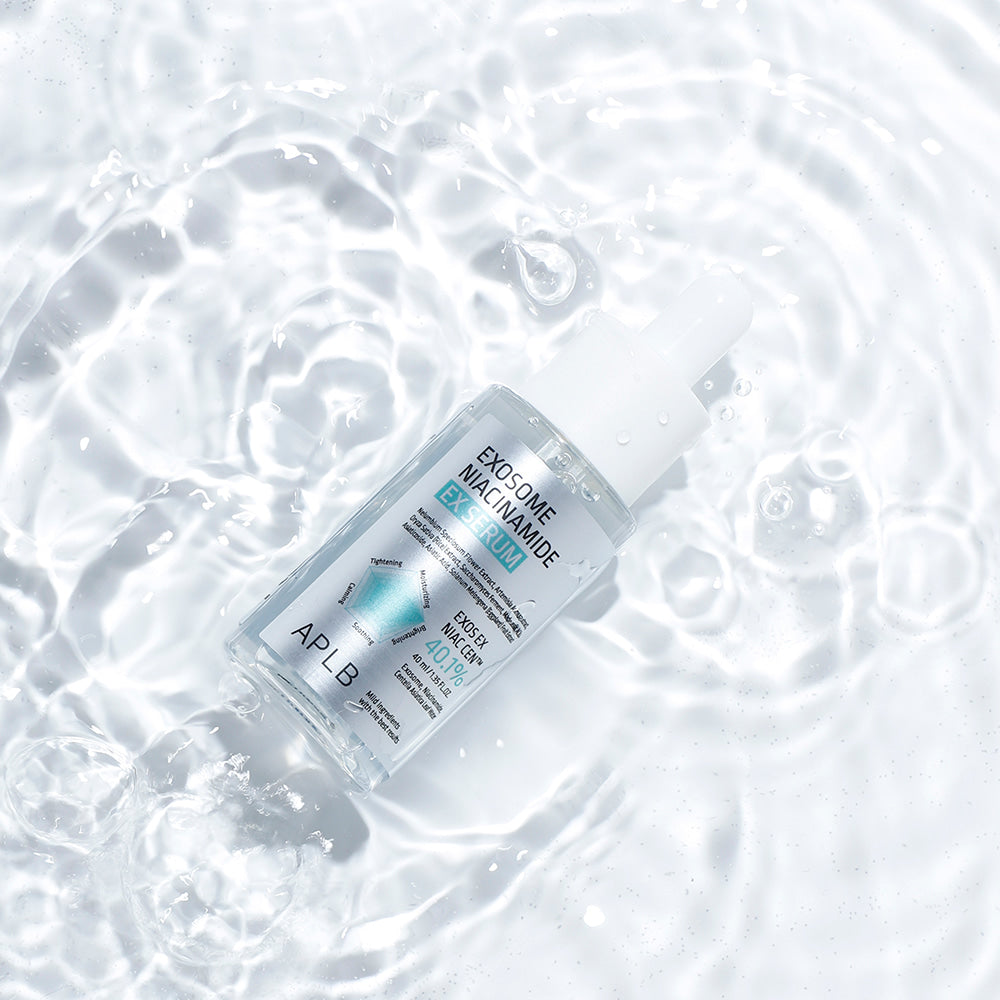 APLB Exosome Niacinamide EX Serum 40ml de la marque APLB, flacon sur fond blanc effet bulles, cosmétique visage.