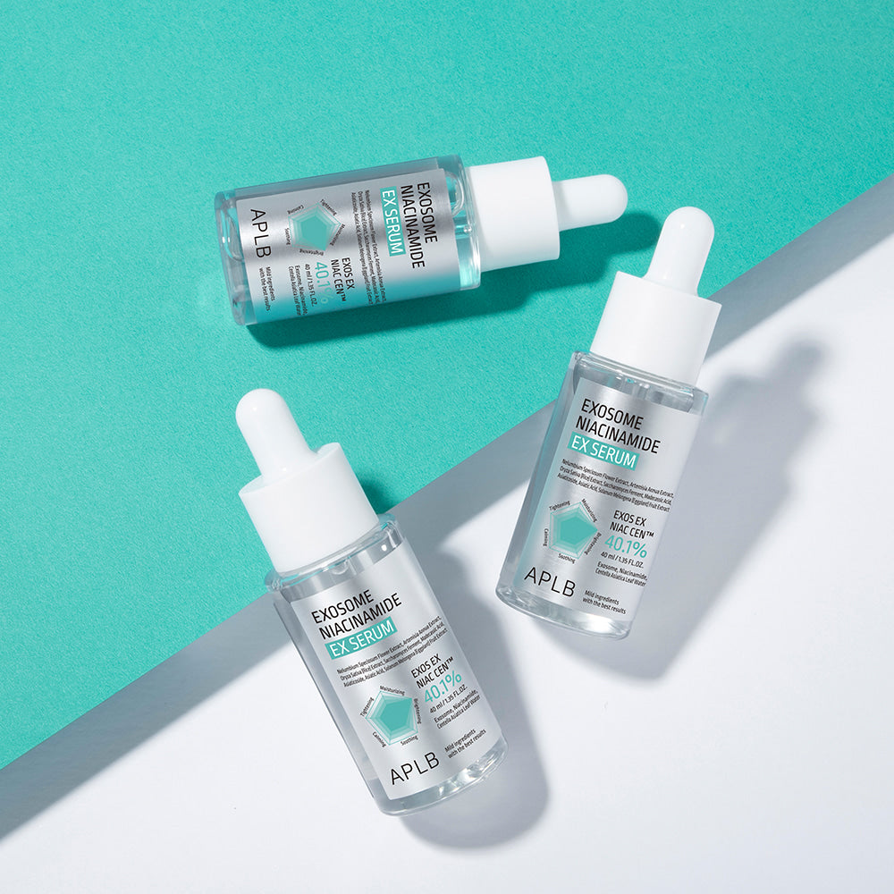 APLB Exosome Niacinamide EX Serum 40ml de APLB, flacons avec compte-goutte sur fond bleu/vert, lumière studio.