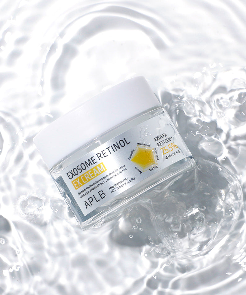 APLB Exosome Retinol EX Cream 55ml APLB sur fond éclaboussure blanche, pot au centre, esthétique skincare premium