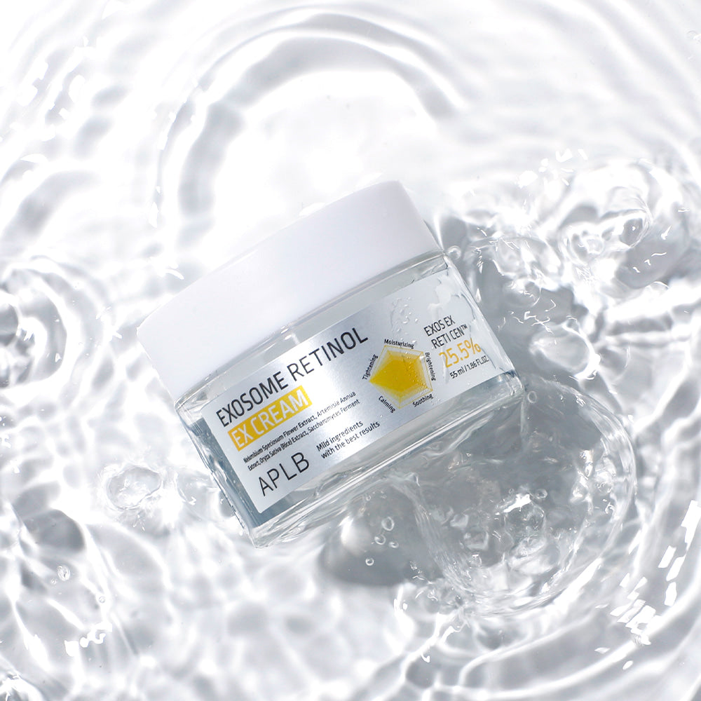 APLB Exosome Retinol EX Cream 55ml APLB sur fond éclaboussure blanche, pot au centre, esthétique skincare premium