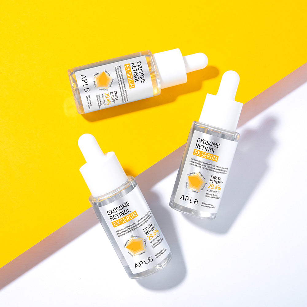 APLB Exosome Retinol EX Serum 40ml APLB, flacons sérum sur fond jaune et ombres, mise en scène beauté.