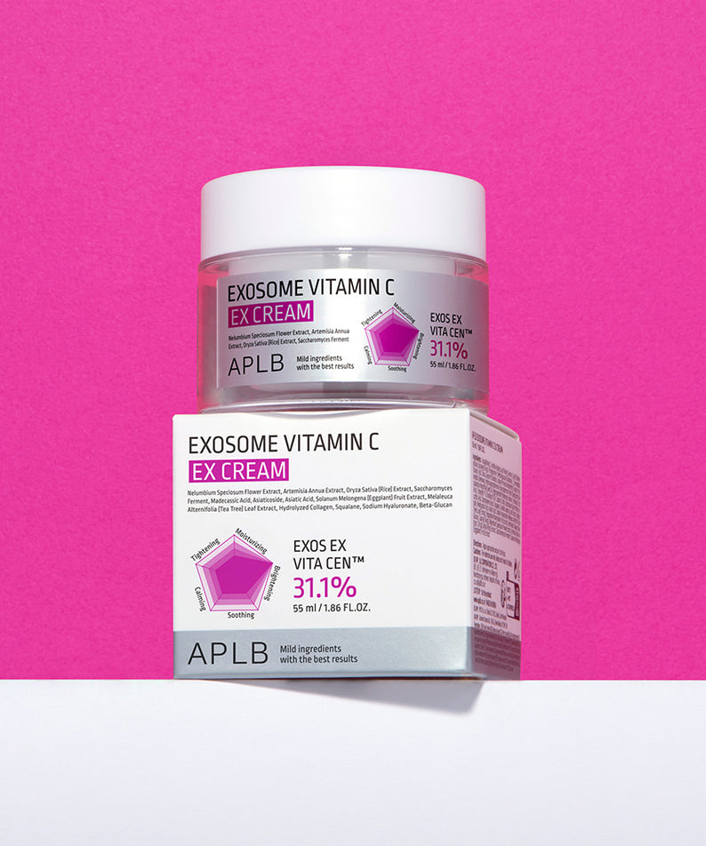 APL B Exosome Vitamin C EX Cream 55ml, pot cosmétique APLB sur fond rose vif (contexte produit).