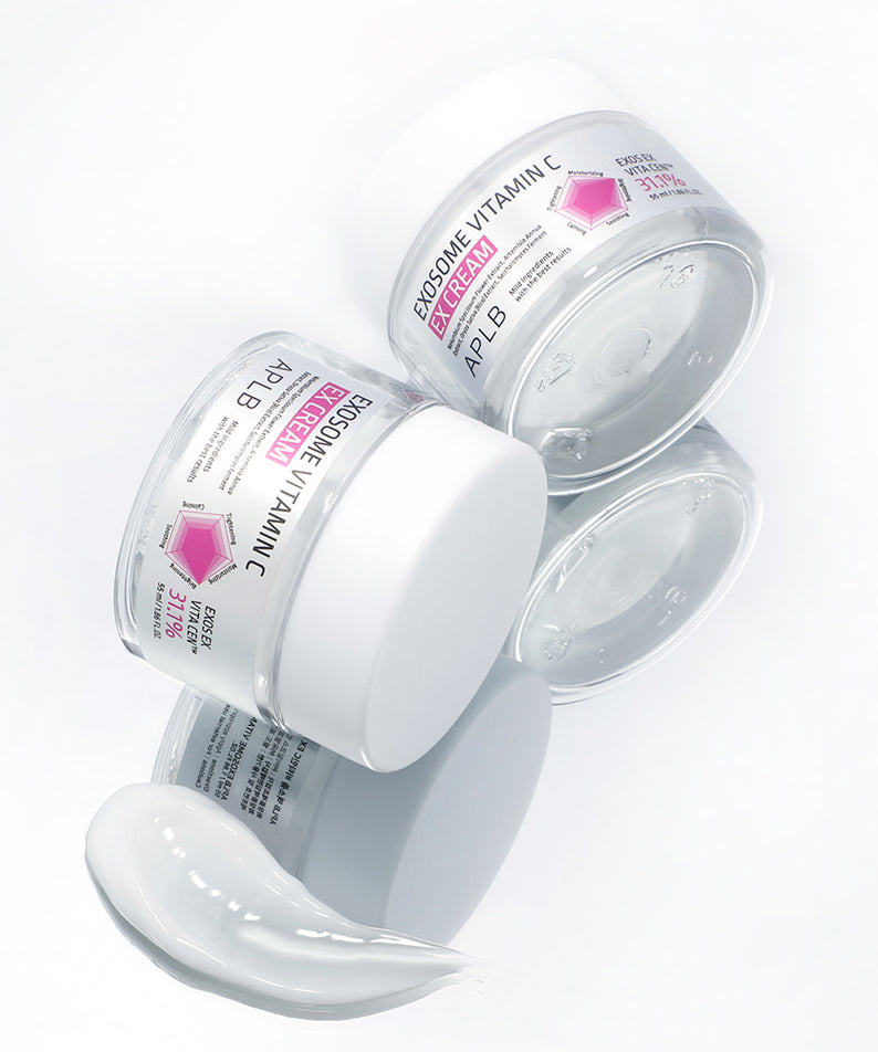 Décris l’image en français : APLB Exosome Vitamin C EX Cream 55ml de la marque APLB, pots et crème sur fond blanc.
