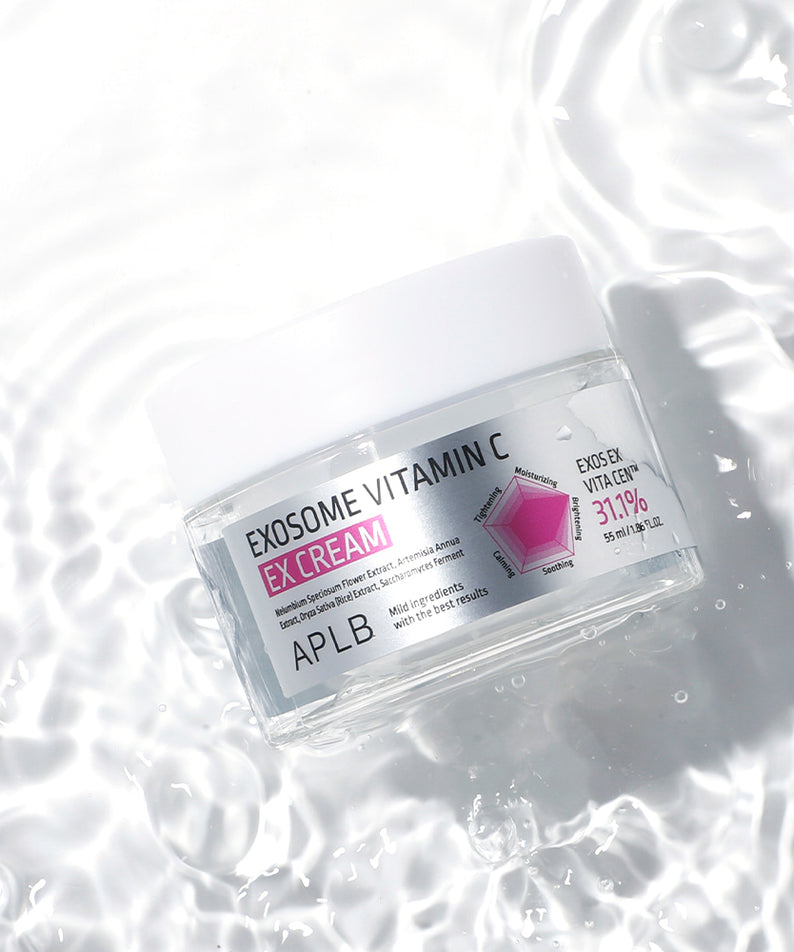 APLВ Exosome Vitamin C EX Cream 55ml d’APLB, flacon sur fond de bulles et texture blanc laiteux, visuel produit