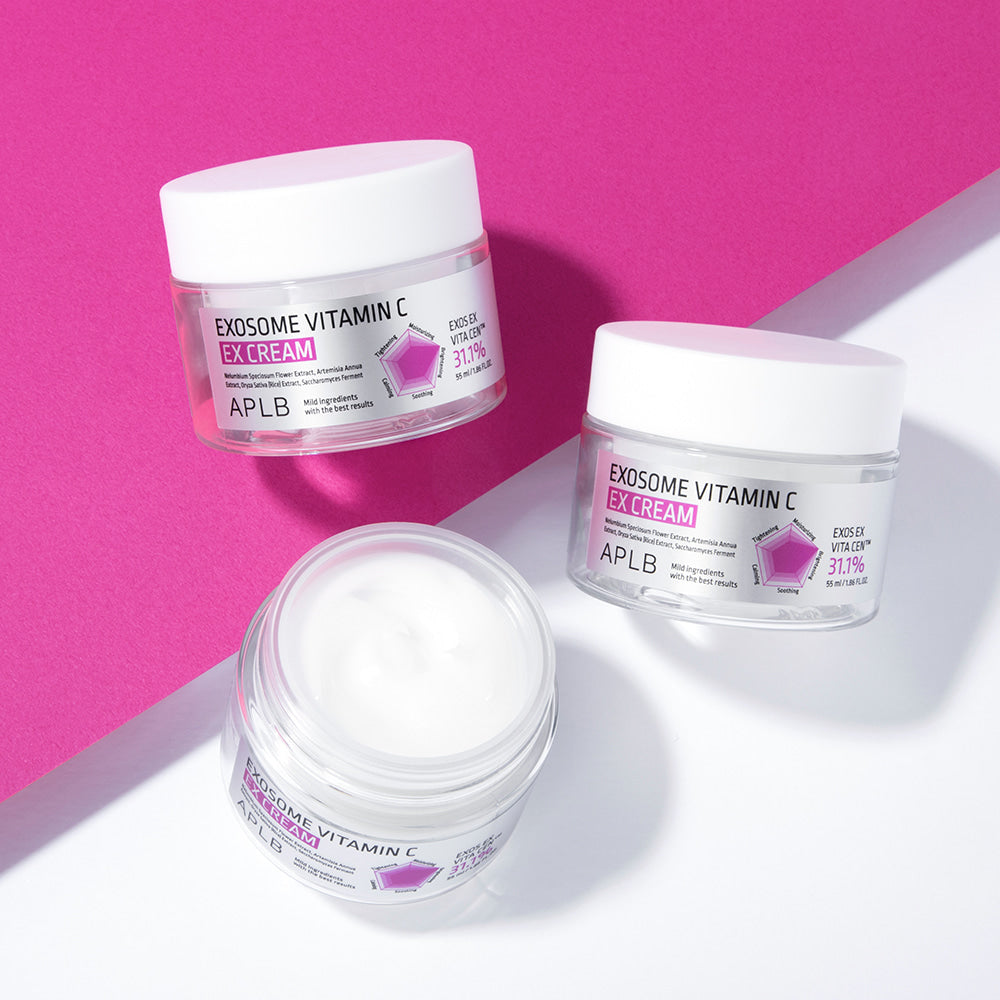 APLB Exosome Vitamin C EX Cream 55ml APLB, pots crème sur fond rose/abstrait, produit cosmétique en lumière studio