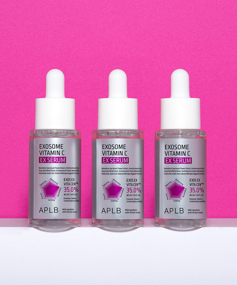APLB Exosome Vitamin C EX Serum 40ml, flacons APLB sur fond rose, contexte beauté/soin visage en studio
