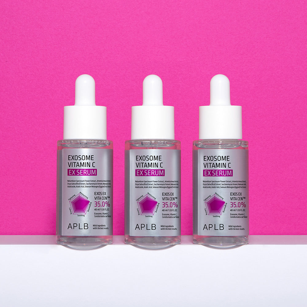 APLB Exosome Vitamin C EX Serum 40ml, flacons APLB sur fond rose, contexte beauté/soin visage en studio