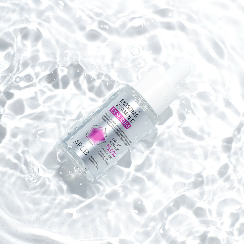 APLB Exosome Vitamin C EX Serum 40ml, bouteille APLB sur fond aquatique lumineux, ambiance soins visage