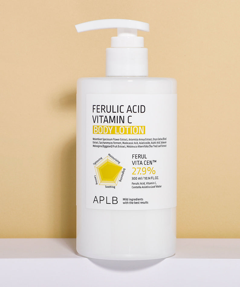 APL B Ferulic Acid Vitamin C Body Lotion 300ml, flacon pompe blanc sur fond beige, marque APLB, produit beauté.