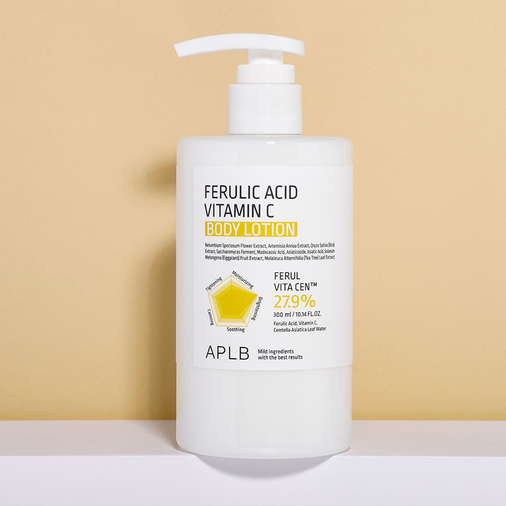 APL B Ferulic Acid Vitamin C Body Lotion 300ml, flacon pompe blanc sur fond beige, marque APLB, produit beauté.