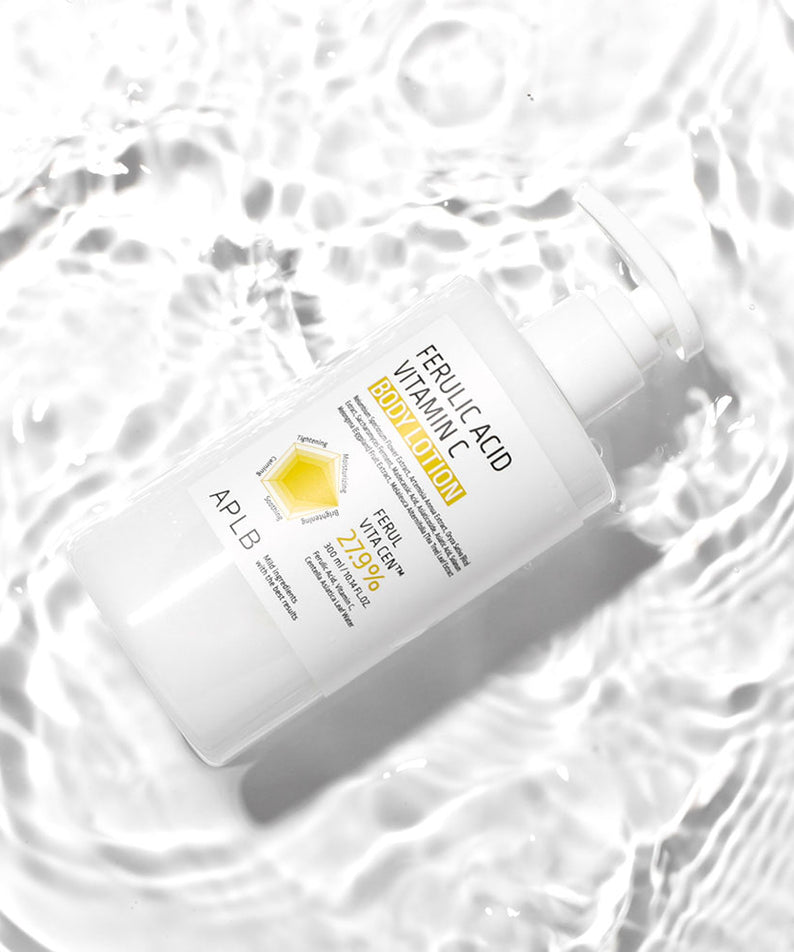 APL B Ferulic Acid Vitamin C Body Lotion 300ml, flacon blanc APLB sur tissu froissé blanc, ambiance soin beauté