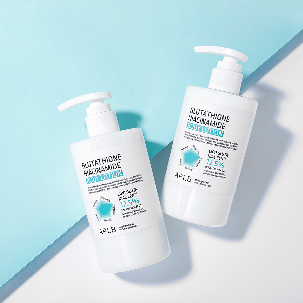 Décrivez l'image en français : APLB Glutathione Niacinamide Body Lotion 300ml, deux flacons sur fond bleu, style spa.
