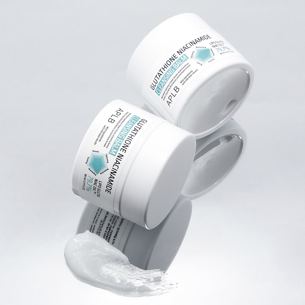 APL B Glutathione Niacinamide Cleansing Balm 80ml, baume nettoyant de la marque APLB en contexte douche, blanc, tube ouvert.