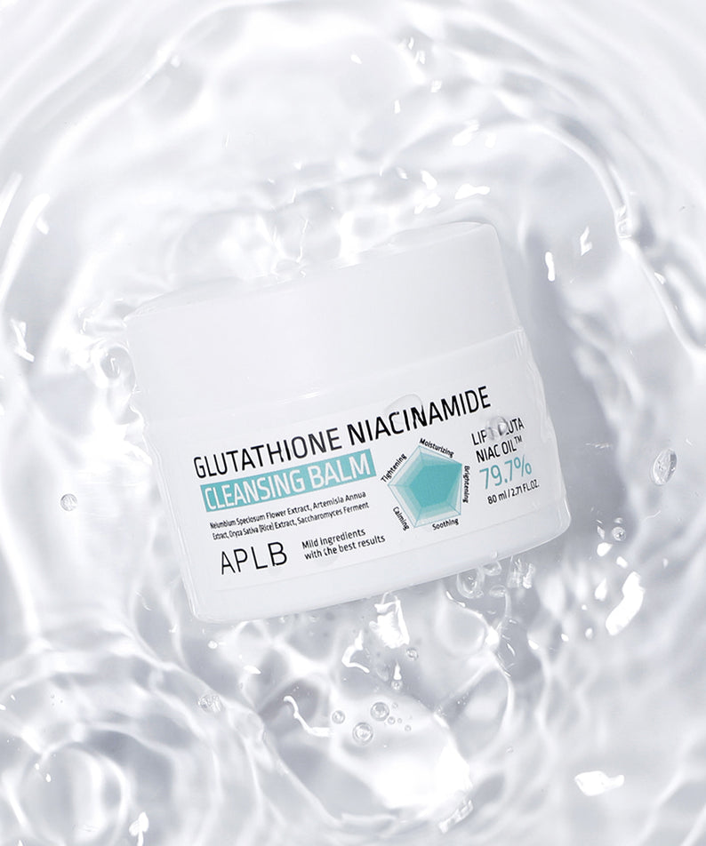 APLB Glutathione Niacinamide Cleansing Balm 80ml APLB, pot au centre sur gelées blanches, contexte spa lumineux