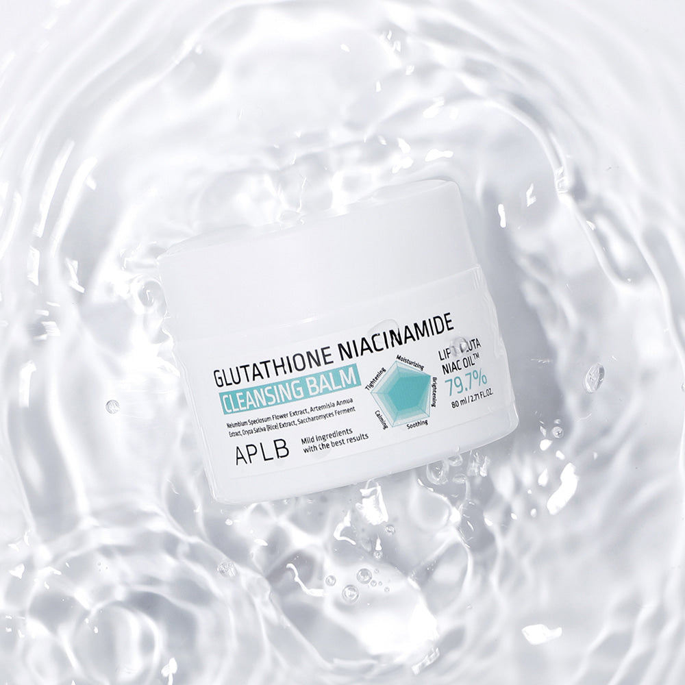 APLB Glutathione Niacinamide Cleansing Balm 80ml APLB, pot au centre sur gelées blanches, contexte spa lumineux
