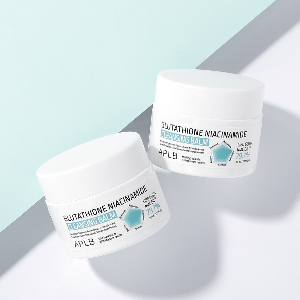Décris l’image en français : APLB Glutathione Niacinamide Cleansing Balm 80ml de la marque APLB, pots sur fond bleu.