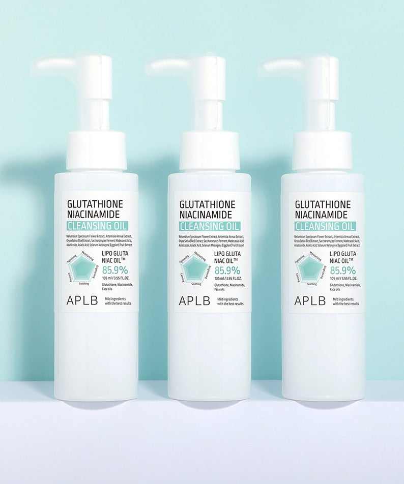 APLB Glutathione Niacinamide Cleansing Oil 105ml, flacons APBL sur fond bleu clair, contexte cosmétique