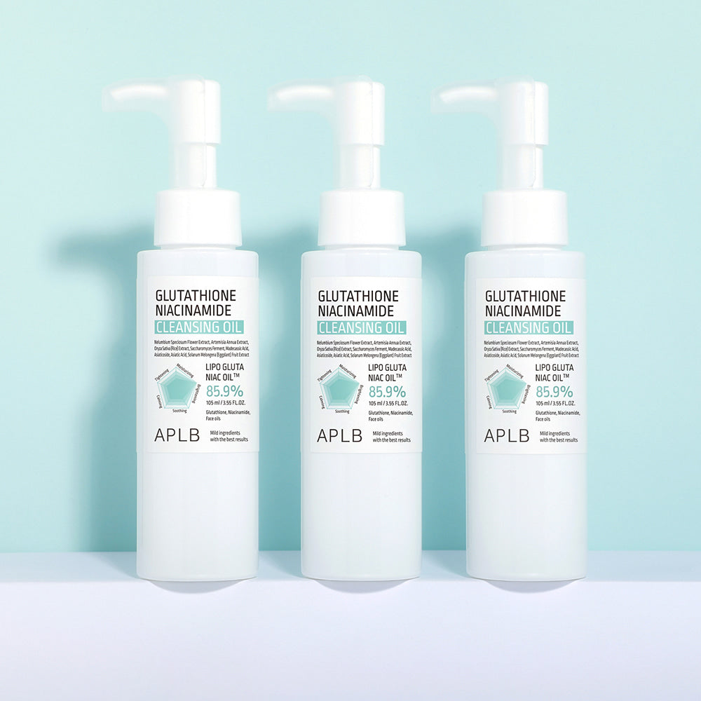 APLB Glutathione Niacinamide Cleansing Oil 105ml, flacons APBL sur fond bleu clair, contexte cosmétique