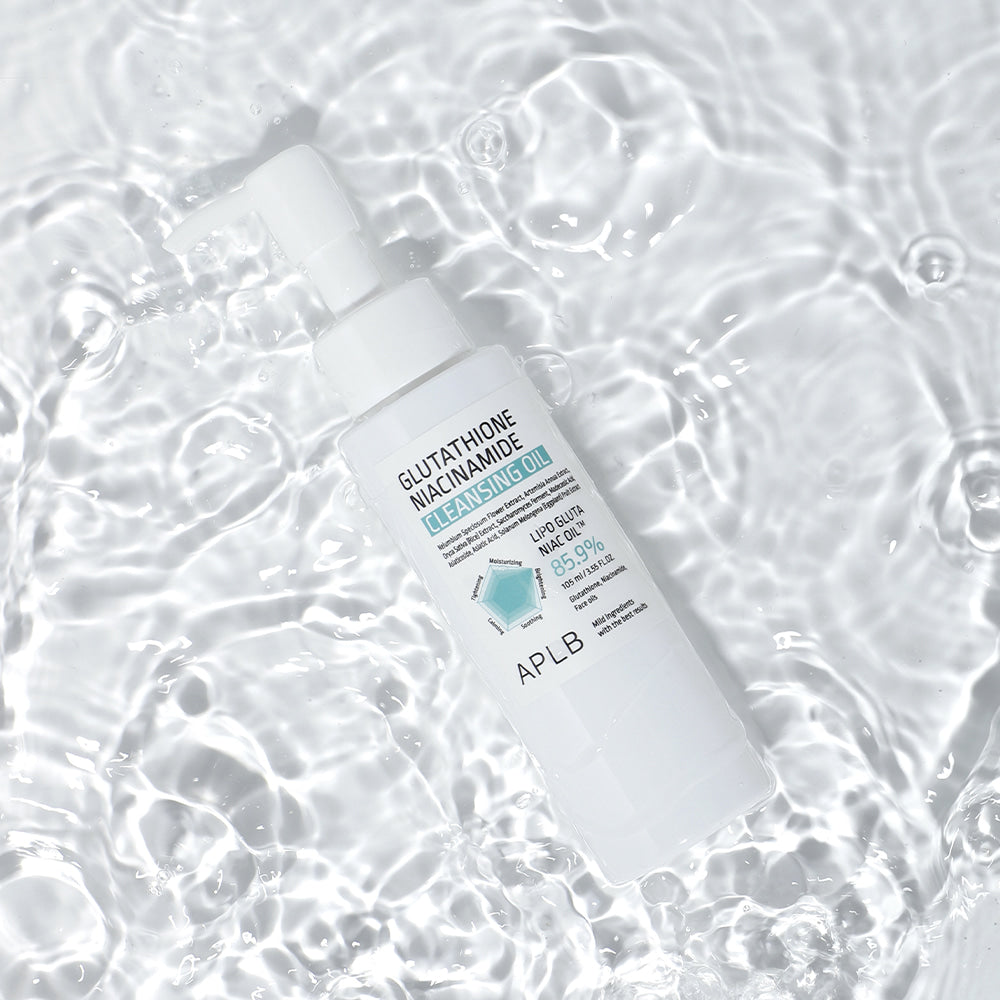 APLB Glutathione Niacinamide Cleansing Oil 105ml d’APLB sur fond d’eau, gouttes et bulles, packaging visible.