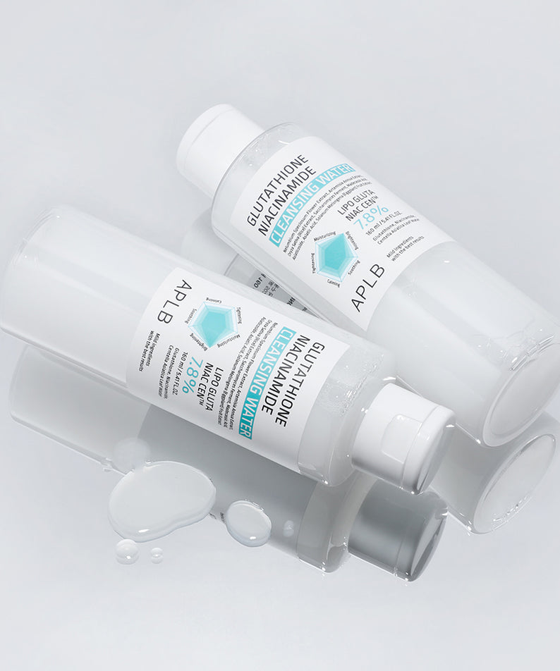 APLB Glutathione Niacinamide Cleansing Water 160ml APLB, flacons blancs sur fond clair, gouttes de produit.