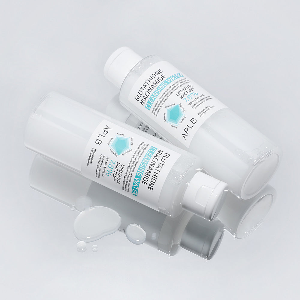 APLB Glutathione Niacinamide Cleansing Water 160ml APLB, flacons blancs sur fond clair, gouttes de produit.